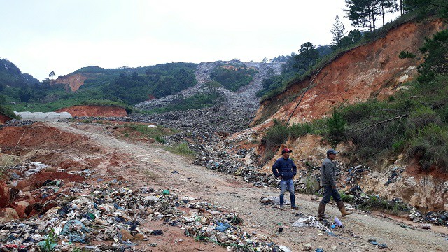 khung khiep: nui rac do ap chon vui rau, hoa cua nguoi dan da lat hinh anh 4