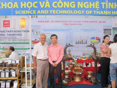 Chụp ảnh cùng PGS.TS Trịnh Lê Hùng nguyên trưởng khoa hóa học, ĐH KHTN, ĐH Quốc Gia Hà Nội