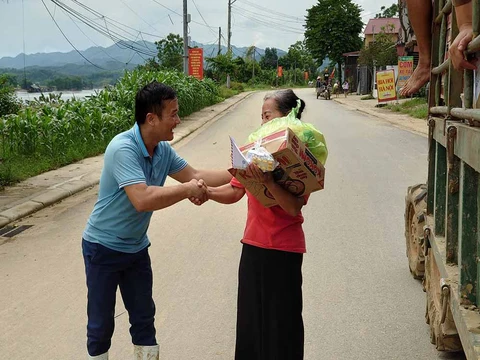 Hỗ trợ bà con bị ảnh hưởng bởi cơn bão Yagi (xã Quy Mông, huyện Trấn Yên, Yên Bái)