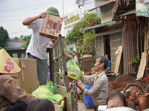 Hỗ trợ bà con bị ảnh hưởng bởi cơn bão Yagi (xã Quy Mông, huyện Trấn Yên, Yên Bái)