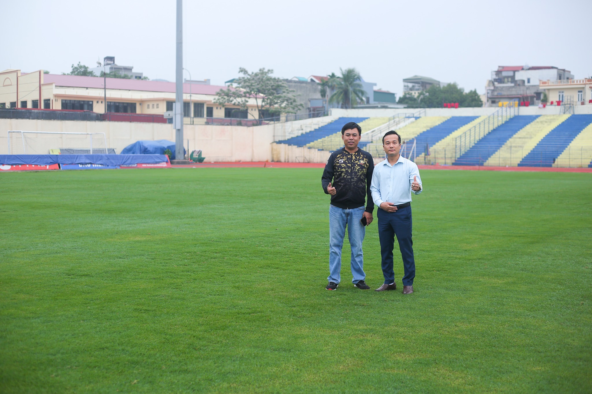 Ông Cao Hoàng Đức - Giám đốc điều hành câu lạc bộ Đông Á Thanh Hoá cùng PGĐ Công ty CP Chelate Việt Nam Đăng Viết Thanh kiểm tra thực trạng mặt cỏ sau hơn 1 tháng chăm sóc