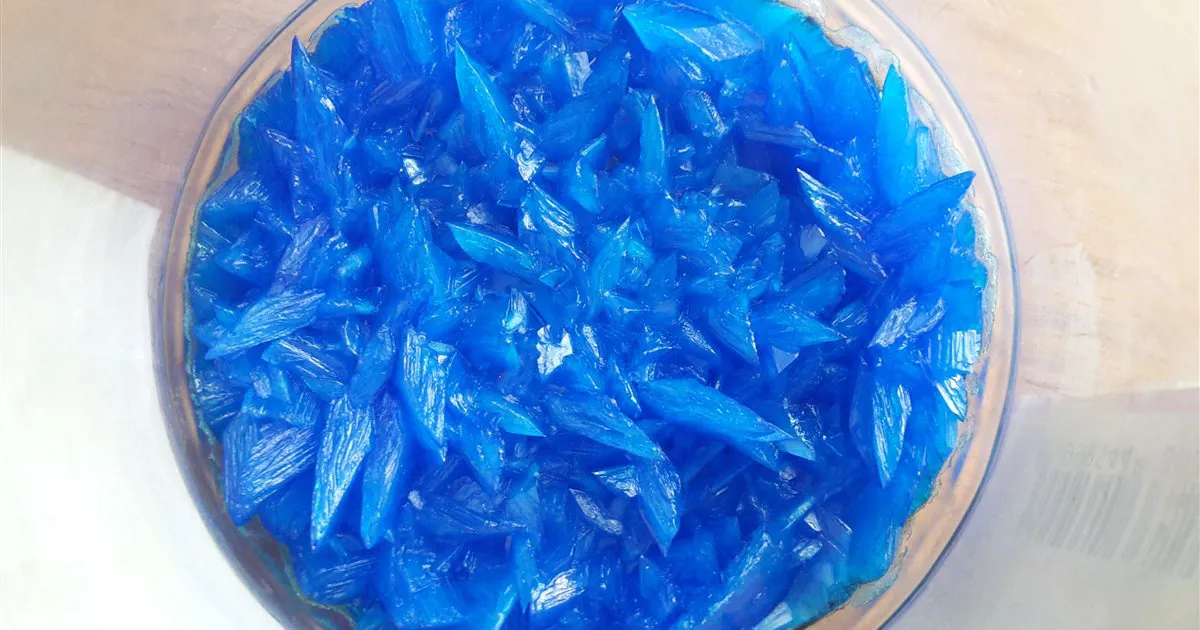 Tinh thể đồng sunphat màu xanh lam trong đĩa thủy tinh
