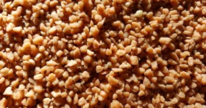Hạt phân kali clorua (KCl, kali đỏ) dạng ép viên màu đỏ cam dùng để bón ruộng