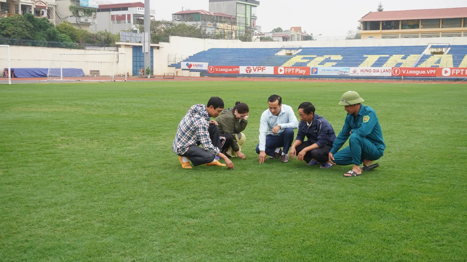 Chăm sóc sân cỏ thanh hóa 1